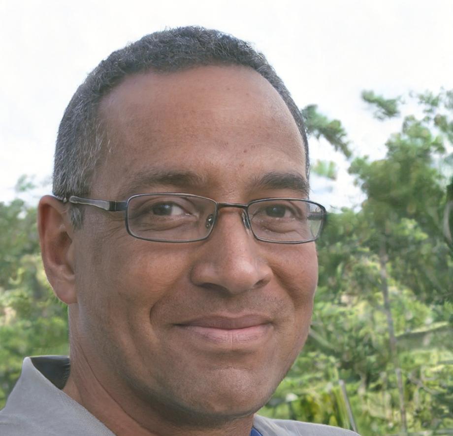Carlos Mendoza, Instructor de Finanzas Corporativas